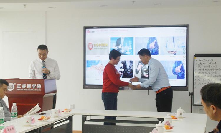 石獅市服裝產(chǎn)業(yè)聯(lián)盟、石獅市染整同業(yè)公會(huì)來我司參訪交流并赴標(biāo)桿項(xiàng)目德永佳參觀學(xué)習(xí)