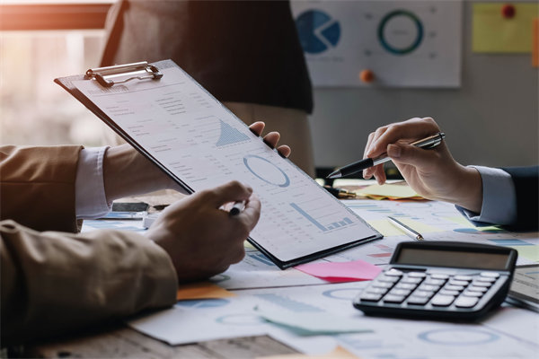 制定年度預(yù)算時，如何兼顧創(chuàng)新投入與成本控制？