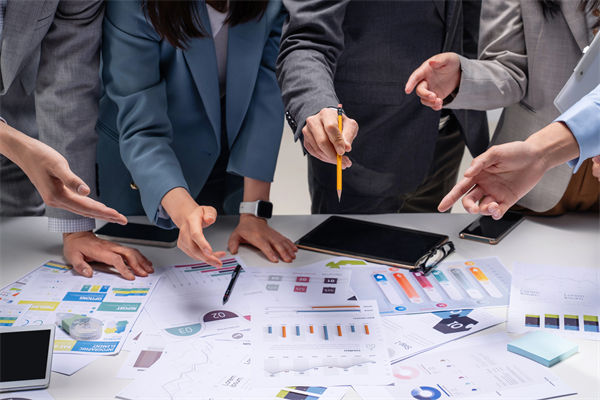 在跨部門預(yù)算協(xié)調(diào)中，如何克服溝通障礙，達(dá)成共識(shí)？