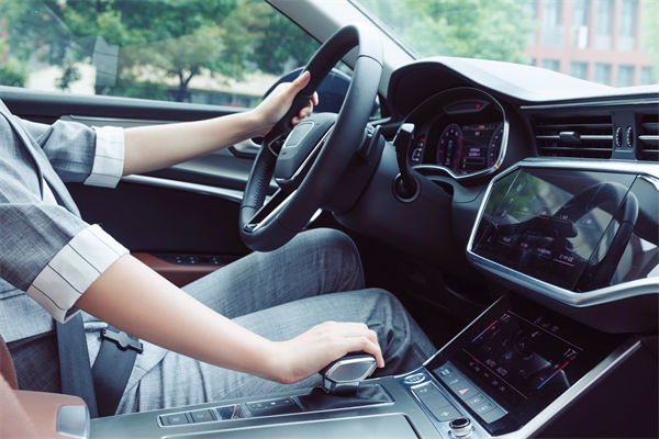 女子工資4600每天花近百元通勤上班，人力資源怎么看？