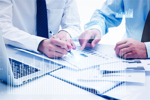 如何通過預算分析，識別企業(yè)運營中的潛在風險與機遇？