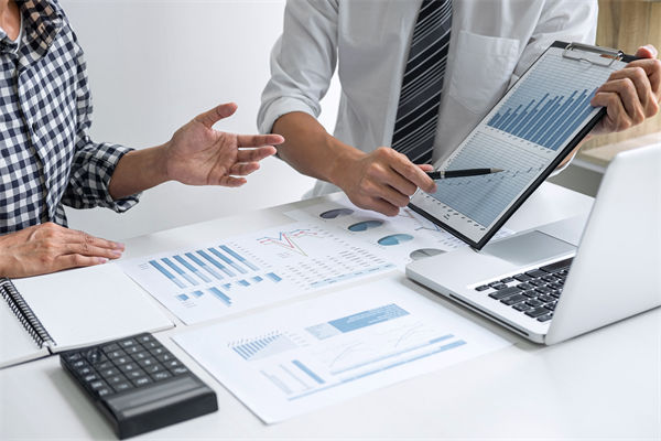 在滾動預(yù)算模式下，如何確保預(yù)算的連續(xù)性和前瞻性？