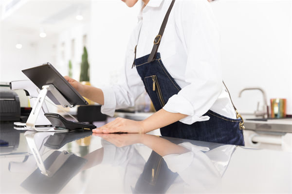 29歲女演員回應(yīng)在餐廳當(dāng)服務(wù)員，人力資源怎么看？