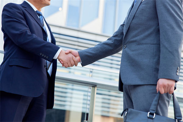 29歲女演員回應(yīng)在餐廳當(dāng)服務(wù)員，人力資源怎么看？