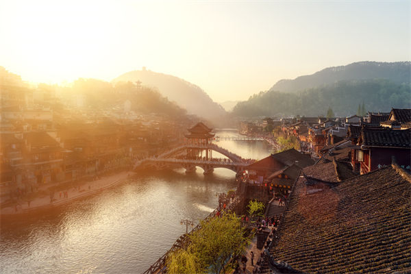 戰(zhàn)略規(guī)劃分析：村民不滿古鎮(zhèn)收門(mén)票，指引游客逃票