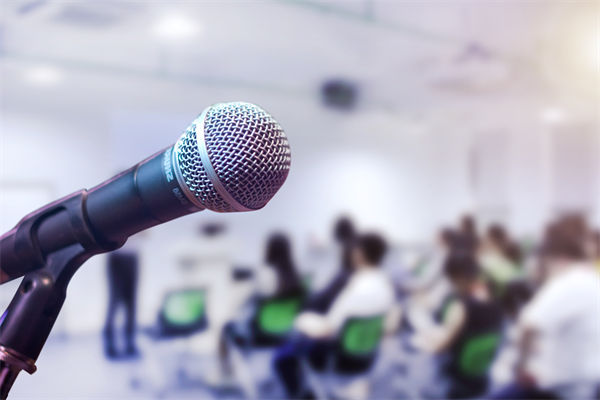 人力資源咨詢：新人領(lǐng)證時(shí)收到民政局1500元獎(jiǎng)勵(lì)